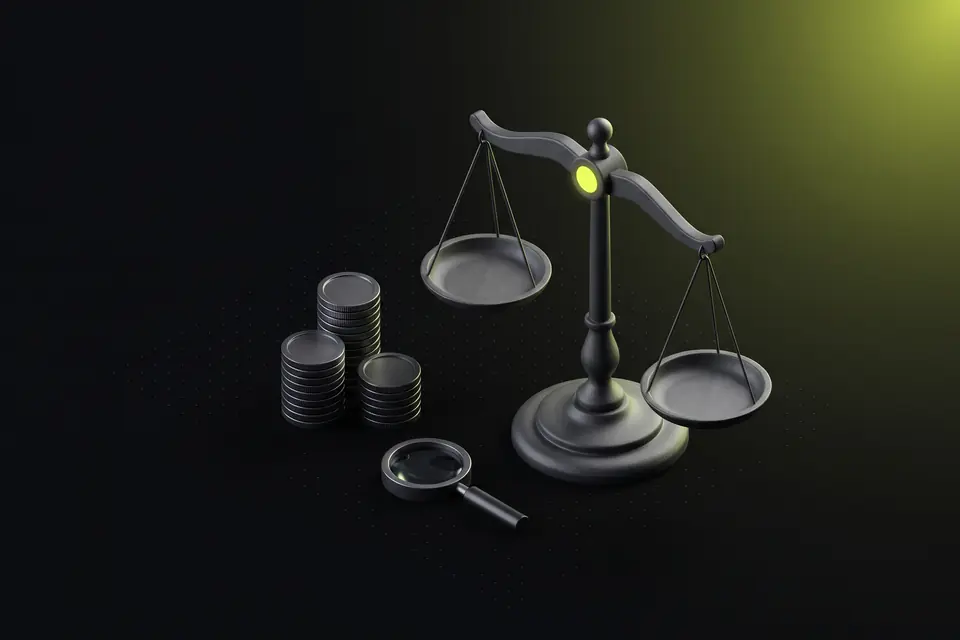Balança da justiça em grafite ao lado de pilhas de moedas e uma lupa, com luz lima no eixo da balança.